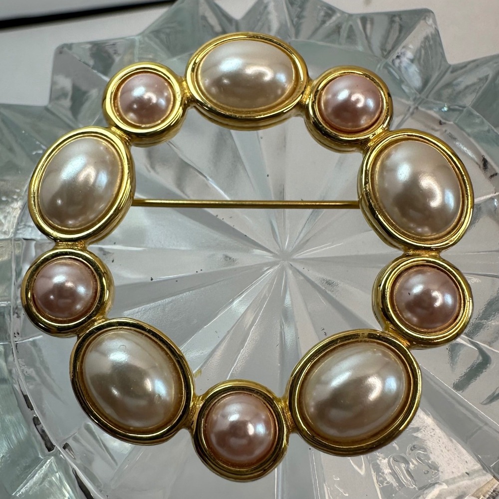 Monet Womens Brooch OS Gold Pink Cream Pearl Wreath Excellent Vintage Classic